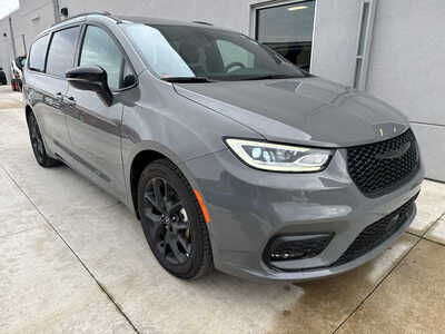 2025 Chrysler Pacifica, $28850. Photo 1