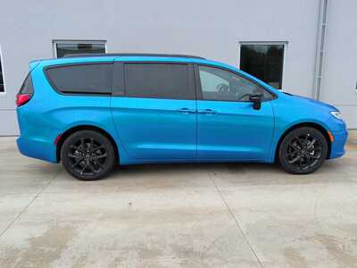 2026 Chrysler Pacifica, $33600. Photo 2