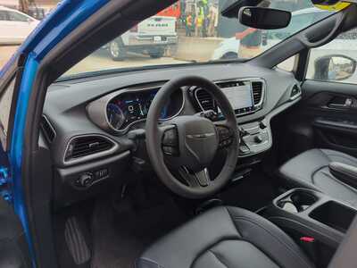 2026 Chrysler Pacifica, $33600. Photo 4