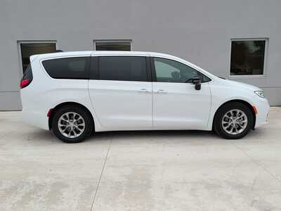 2026 Chrysler Pacifica, $32850. Photo 2