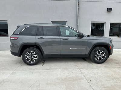 2027 Jeep Grand Cherokee, $47810. Photo 7