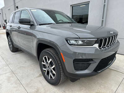 2027 Jeep Grand Cherokee, $47810. Photo 1