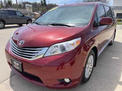 2015 Toyota Sienna, $21500. Photo 4