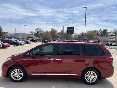 2015 Toyota Sienna, $21500. Photo 5