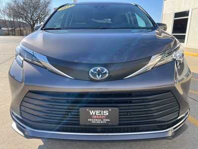 2023 Toyota Sienna, $40000. Photo 3