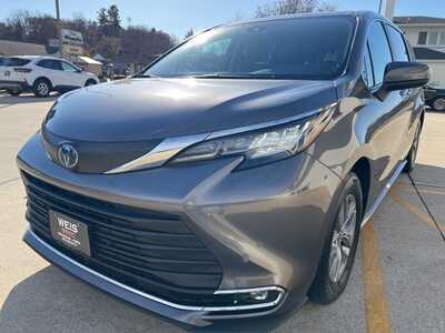 2023 Toyota Sienna, $40000. Photo 4