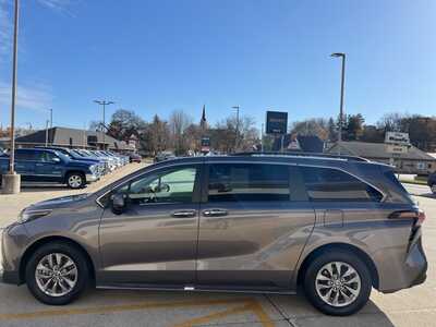 2023 Toyota Sienna, $40000. Photo 5