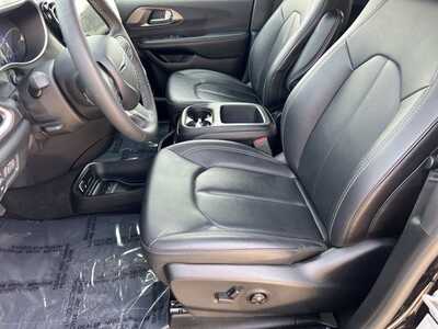2025 Chrysler Pacifica, $31600. Photo 11