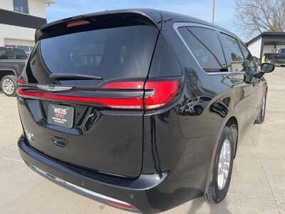 2025 Chrysler Pacifica, $31600. Photo 8
