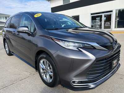 2023 Toyota Sienna, $49000. Photo 2