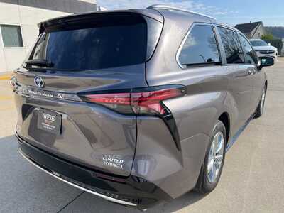 2023 Toyota Sienna, $49000. Photo 8