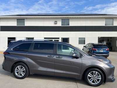 2023 Toyota Sienna, $49000. Photo 1