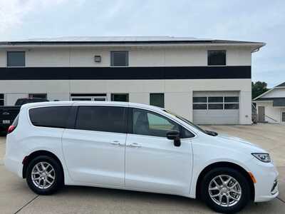 2026 Chrysler Pacifica, $31900. Photo 1