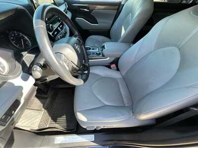2020 Toyota Highlander, $30250. Photo 11