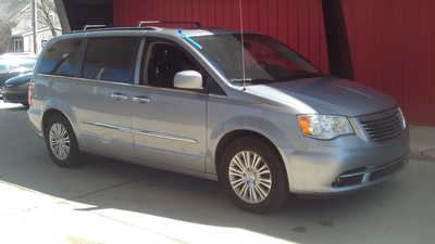 2015 Chrysler Town & Country, $10500. Photo 1
