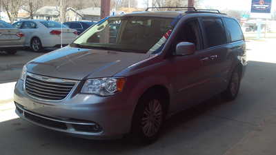 2015 Chrysler Town & Country, $9598. Photo 2