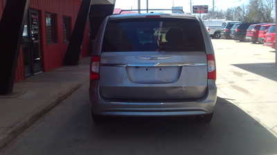 2015 Chrysler Town & Country, $10500. Photo 4