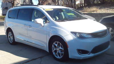 2017 Chrysler Pacifica, $13500. Photo 1