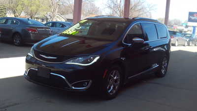 2017 Chrysler Pacifica, $13500. Photo 2