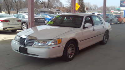 2000 Lincoln Town Car, $2495. Photo 2