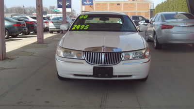 2000 Lincoln Town Car, $2495. Photo 3