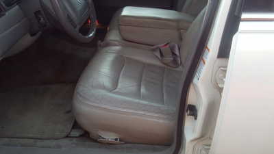 2000 Lincoln Town Car, $2495. Photo 5