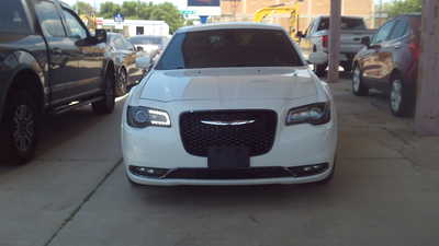 2017 Chrysler 300, $9995. Photo 3