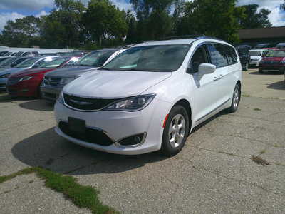 2017 Chrysler Pacifica, $8995. Photo 2