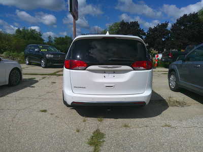 2017 Chrysler Pacifica, $8995. Photo 4
