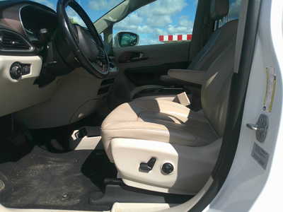 2017 Chrysler Pacifica, $8995. Photo 5