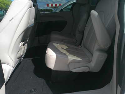 2017 Chrysler Pacifica, $8995. Photo 6