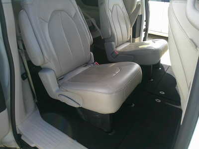 2017 Chrysler Pacifica, $8995. Photo 8