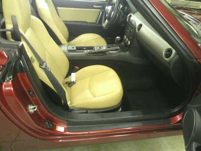 2011 Mazda Miata, $15995. Photo 6