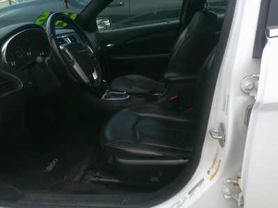 2011 Chrysler 200, $4495. Photo 5