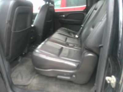 2011 Chevrolet Suburban, $4995. Photo 6