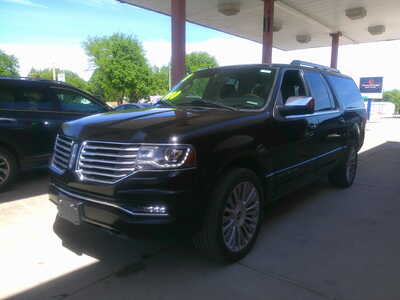 2017 Lincoln Navigator L, $10900. Photo 3
