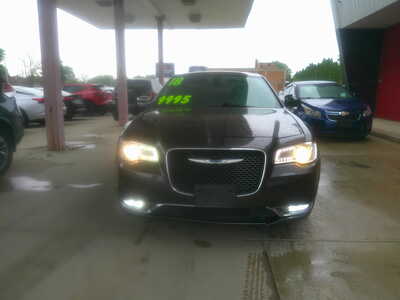2018 Chrysler 300, $9995. Photo 4