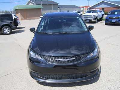 2022 Chrysler Voyager, $19999. Photo 2