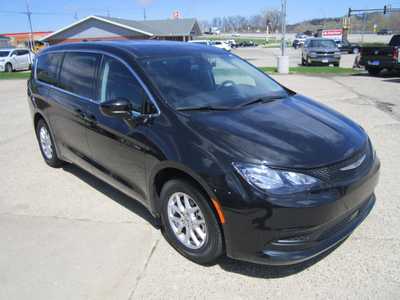 2022 Chrysler Voyager, $19999. Photo 3