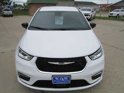 2025 Chrysler Pacifica, $28999. Photo 2