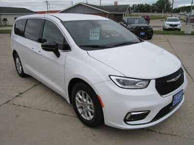 2025 Chrysler Pacifica, $28999. Photo 3