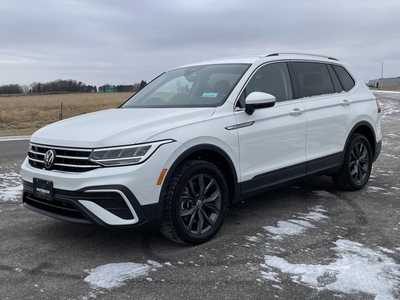 2023 Volkswagen Tiguan, $22400. Photo 2