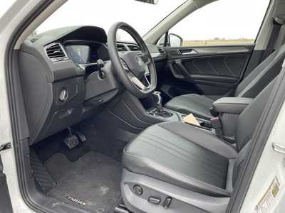 2023 Volkswagen Tiguan, $22400. Photo 3