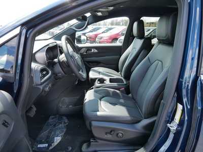 2025 Chrysler Pacifica, $40845. Photo 2