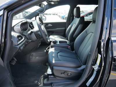 2025 Chrysler Pacifica, $39575. Photo 2
