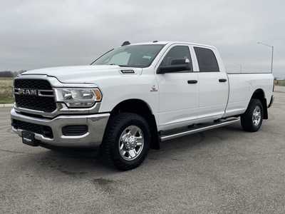 2019 RAM 3500 Crew Cab, $37500. Photo 2