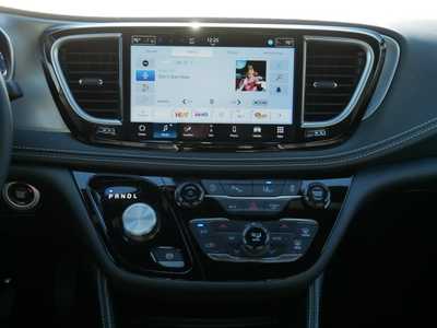 2026 Chrysler Pacifica, $48796. Photo 9
