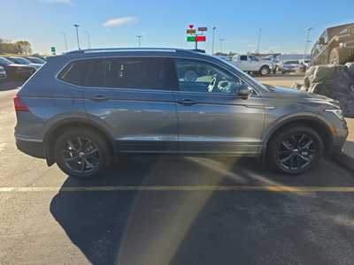 2024 Volkswagen Tiguan, $29000. Photo 4