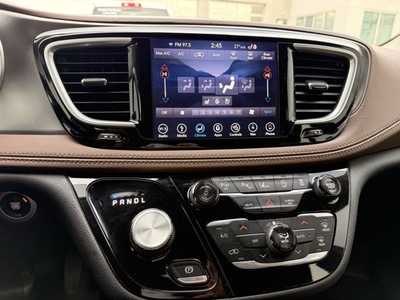 2018 Chrysler Pacifica, $18000. Photo 8