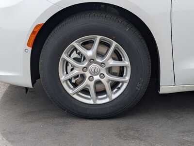 2026 Chrysler Pacifica, $41877. Photo 4